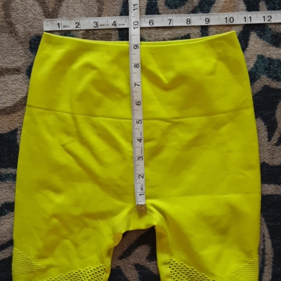 Fabletics neon cropped smoothing shaping leggings - Picture 6 of 6